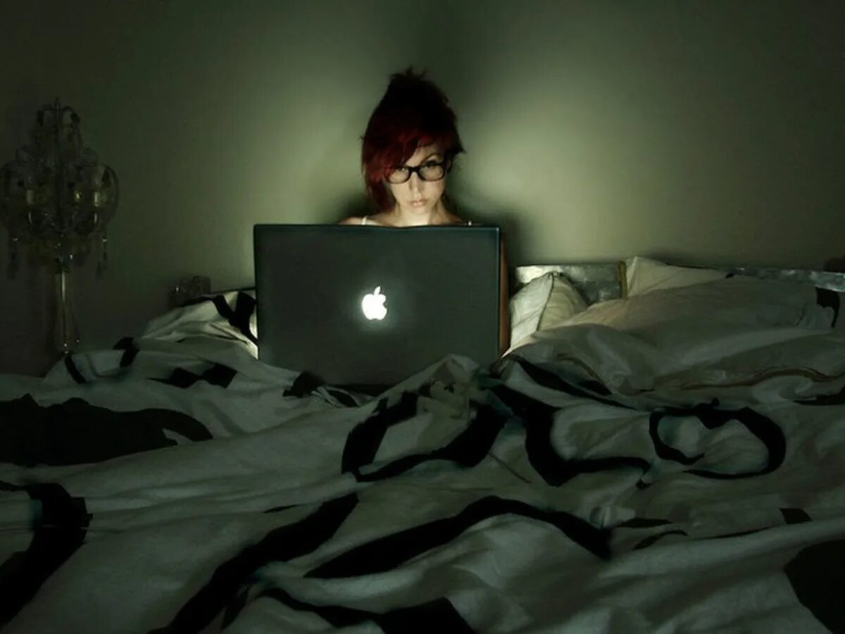 Ночью сижу на кровати. Ночью за компьютером. Ночью перед компьютером. Человек за компьютером в темноте. Человек перед компьютером ночью.