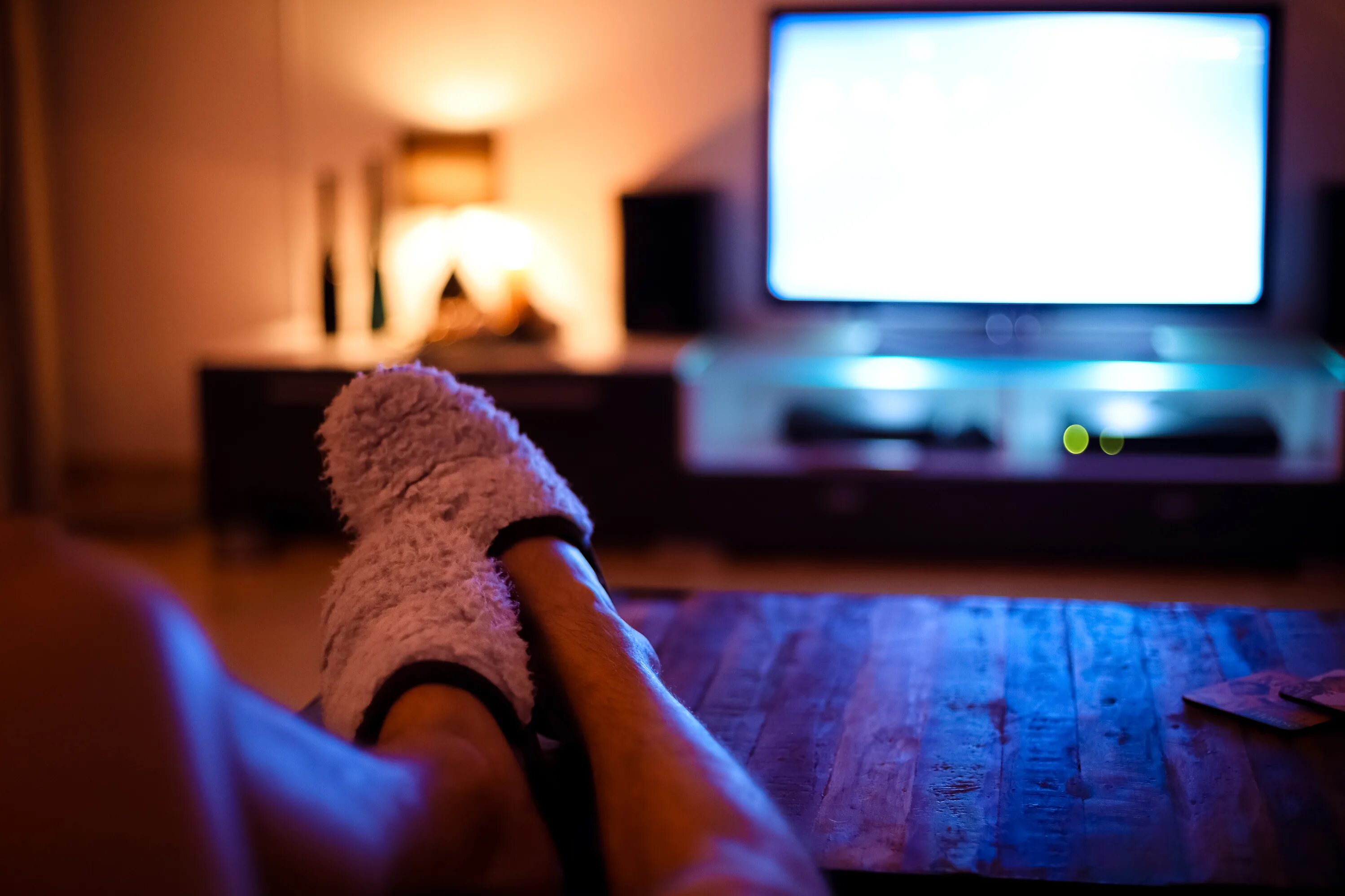 Вечер перед телевизором. Ноги перед телевизором. Девушка перед телевизором. Коги перед телефвищором.