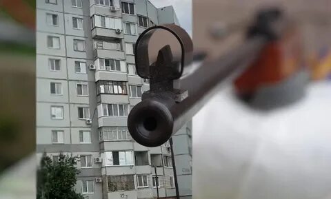 Стрелял из окна