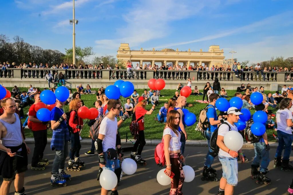 Московский мероприятия сегодня. Парк Горького 90 лет Москва. Гулянье в парке Горького Москва. Мероприятия в парке Горького. Парк Горького спортивные мероприятия.