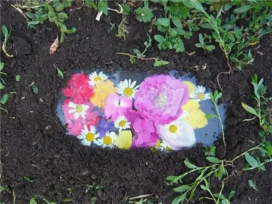 День устраивания секретиков 26 августа. Секретики под стеклышком в земле. Секретики детям. Секретики в детстве. Детская игра секретики.