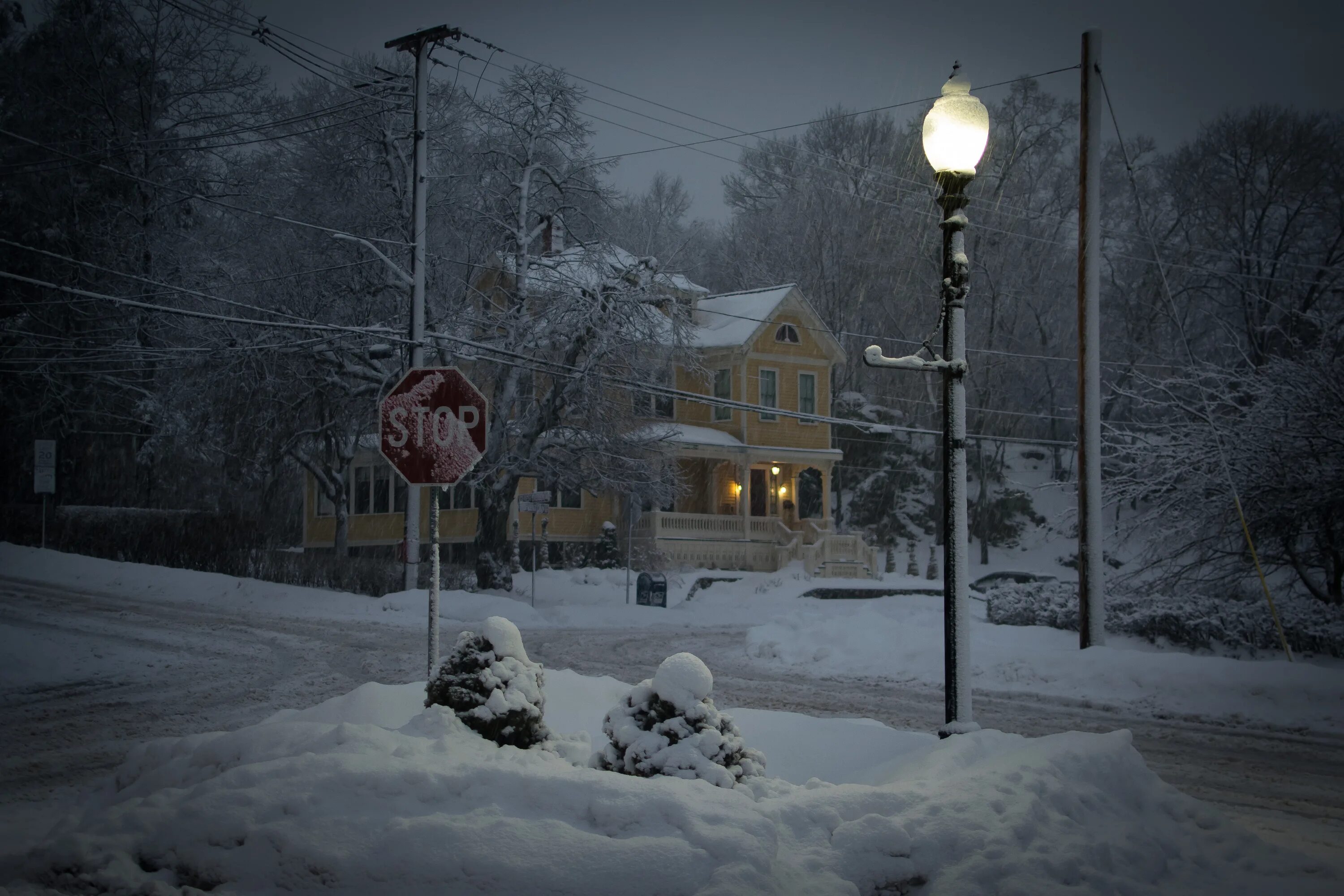 Зима темно город Польша. Снежный фонарь в Швеции как выглядит. Лед ночью.