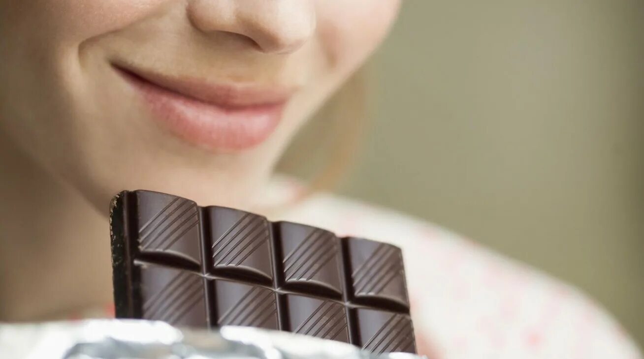 Девушка с шоколадкой. She chocolate. She chocolate. She chocolate. Полезный шоколад.