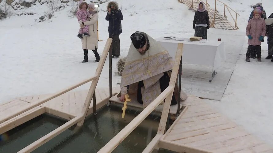 Перед крещенской водой. Крещение Господне окунание Иордан. Крещение Богоявление Псков. Крещение Псков купель. Крещение в Иордане.