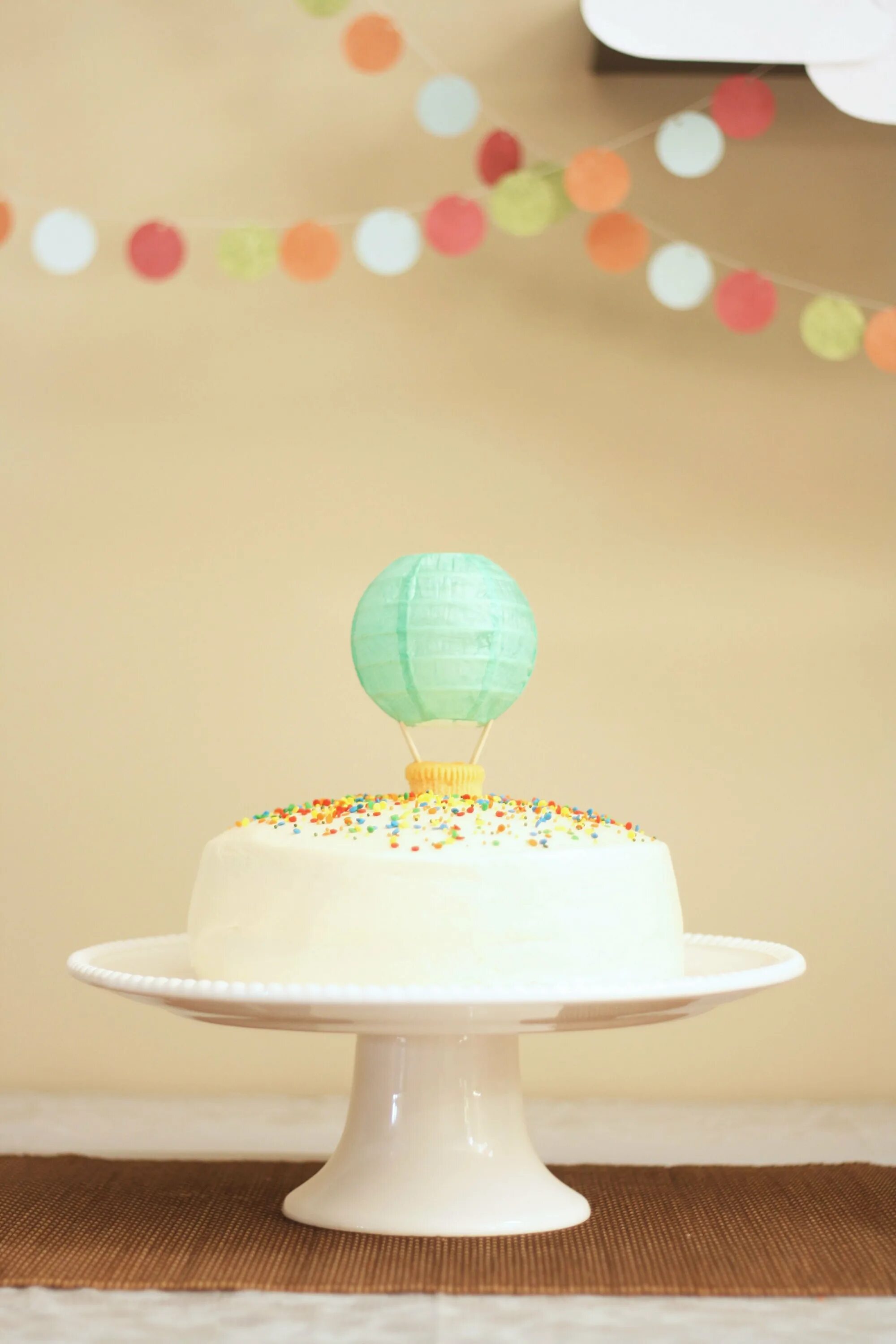 Торт с воздушными шарами. Торт с воздушным шаром. Торт с декором воздушные шарики. Декор торта с воздушным шаром.