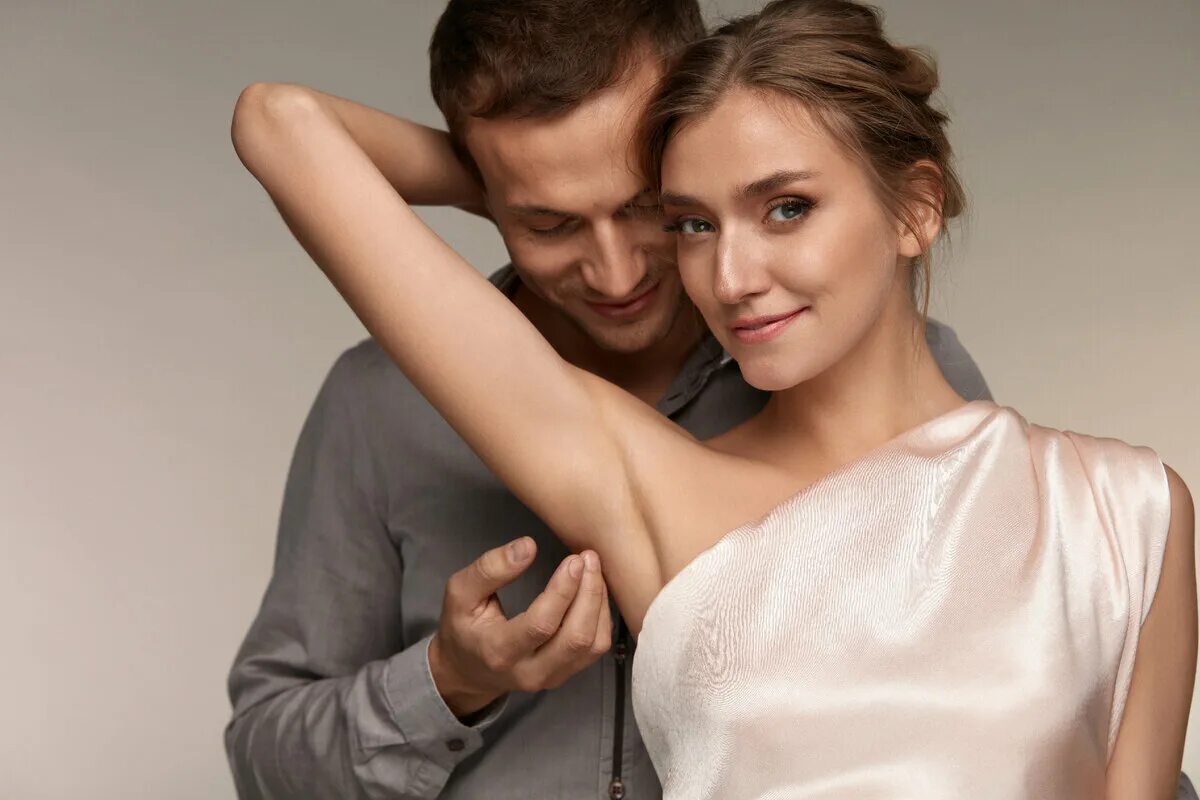 Облизывает подмышки девушке. Первые волосы в подмышках. Кошка лижет подмышки. Собака лижет мою киску. Потные женские подмышки.