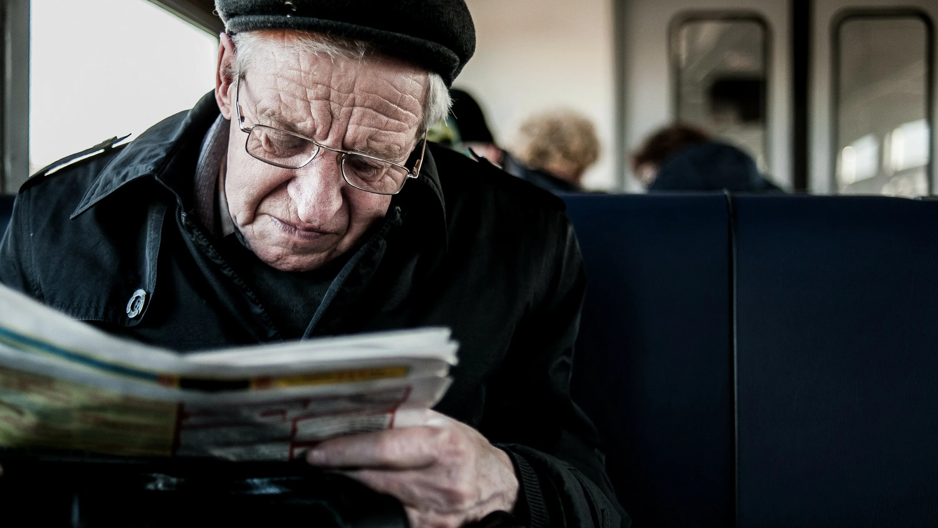 Пенсионеры в электричке. Пенсионеры в автобусе. Старик в автобусе. Пенсионеры в поезде. Бесплатный проезд для пенсионеров в московской области