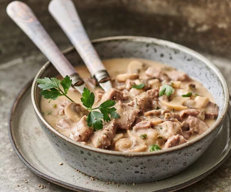 Свинина с шампиньонами в сливочном соусе. Курица с шампиньонами в сметанном соусе. Соус со свининой и грибами. Говядина запеченная с грибами. Говядина с грибами в сливочном соусе.