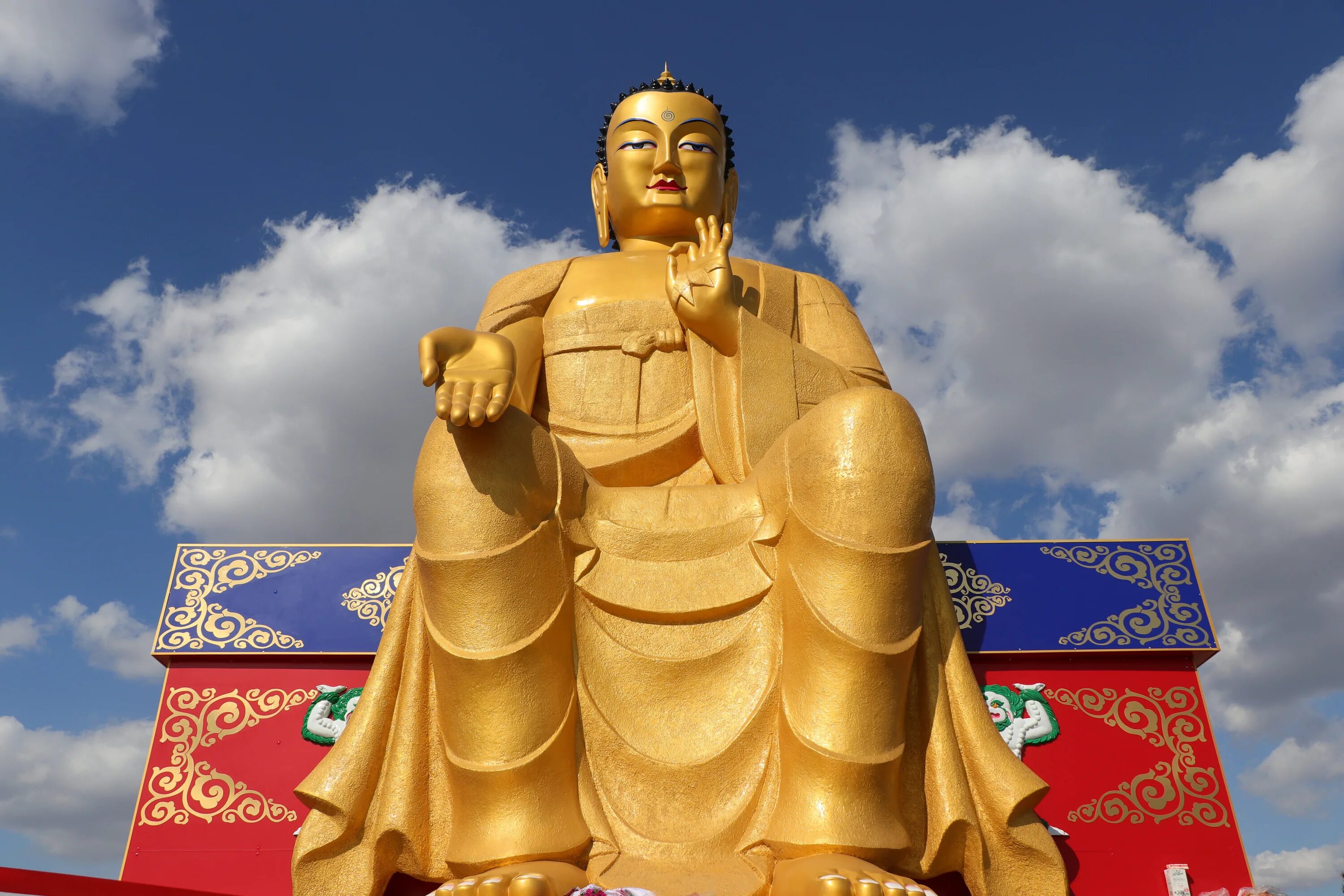 Бог буда. Лагань Респ. Калмыкия статуя Будды. Статуя Майтрейя в Калмыкии. Будда Шакьямуни Калмыкия. Будда Майтрейя в Лагани.