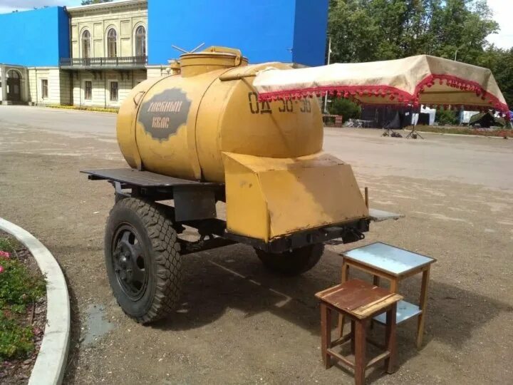 Квас сколько бочка. Пивная квасная бочка ссср. квас бочка из ссср. бочка квасная на колесах. советская бочка с квасом.