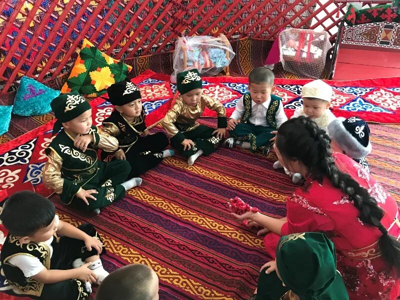 Казахская национальная игра көкпар. Национальные игры казахстана. Аударыспак. Кокпар казахская игра. Национальные игры.