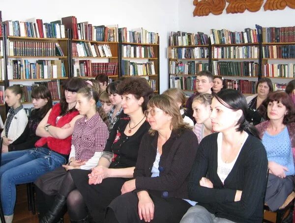 Первомайская библиотека томская область. Первомайская центральная библиотека томская область.