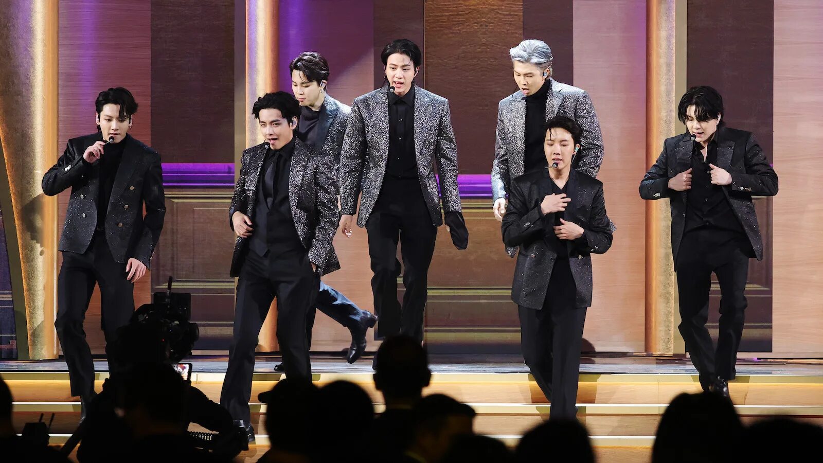 Корейцы группа бтс. Bts grammy 2022. Группа бтс корея. Bts white house 2022. Bts 2022 фотосессия.