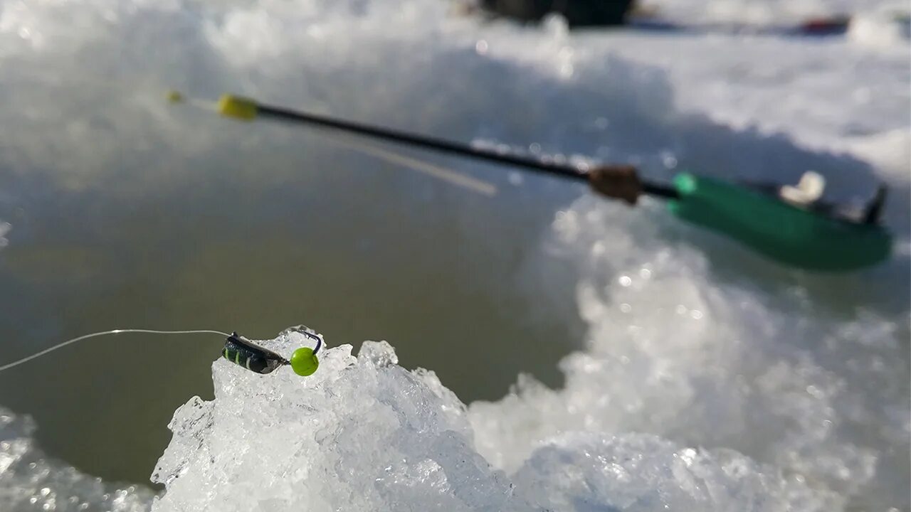 Ловля со льда видео. Рыбалка первый лёд 2022 зимняя рыбалка. Рыбалка в глухозимье на малых реках. Окунь зимой последний лёд. Видео зимняя рыбалка 2022.