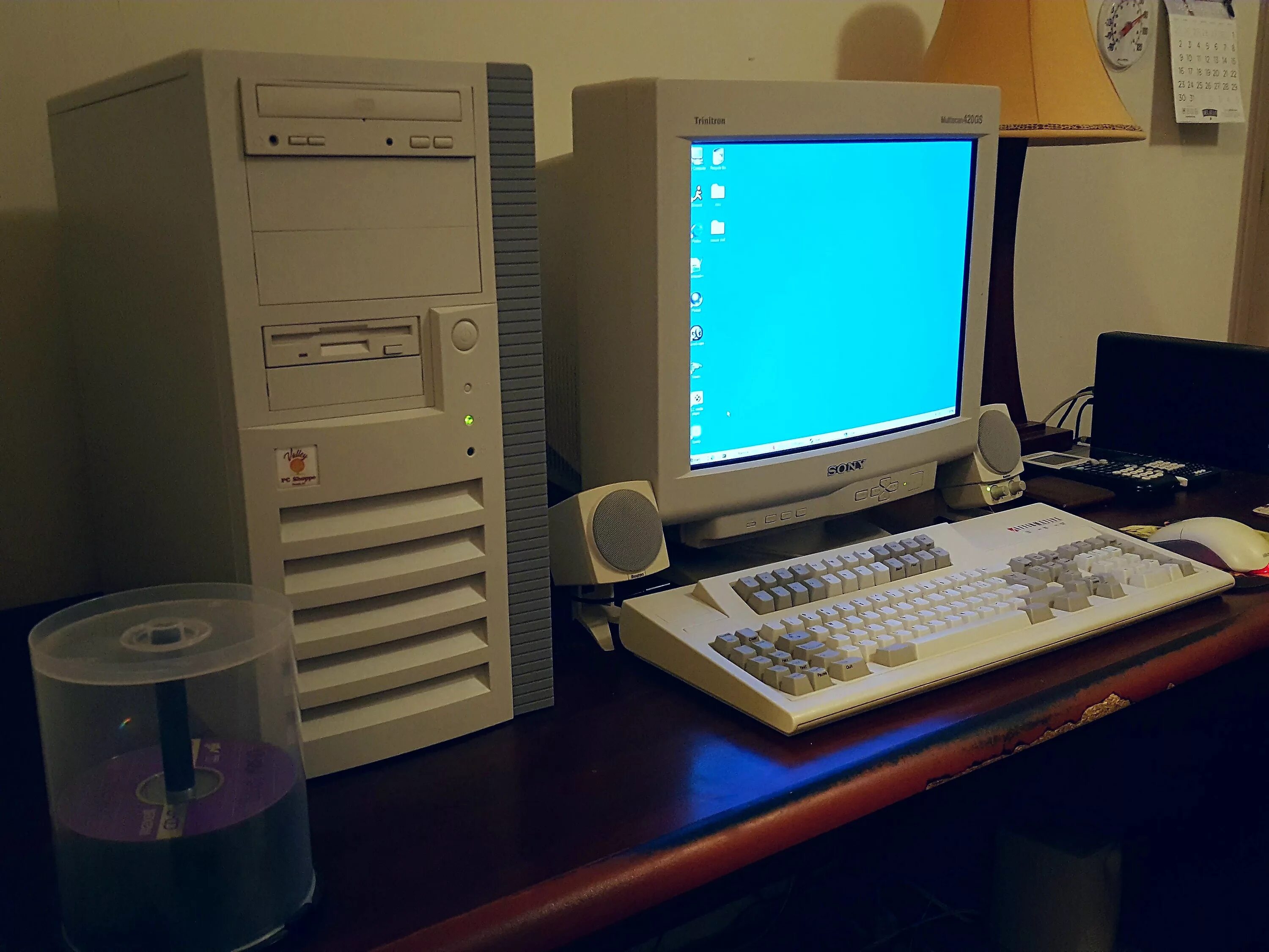 Системный блок 90е. Старый компьютер. Старый настольный компьютер. Старый офисный компьютер.