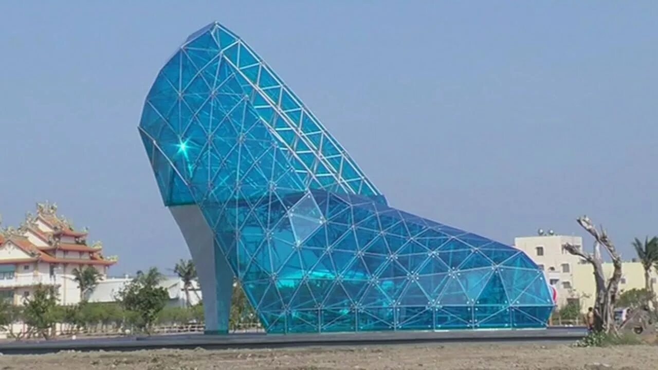 Здание 16 метров. Хрустальная туфелька здание Тайвань. Здание-туфелька, Тайвань архитектура. Архитектура голубой. Здание в виде туфли.
