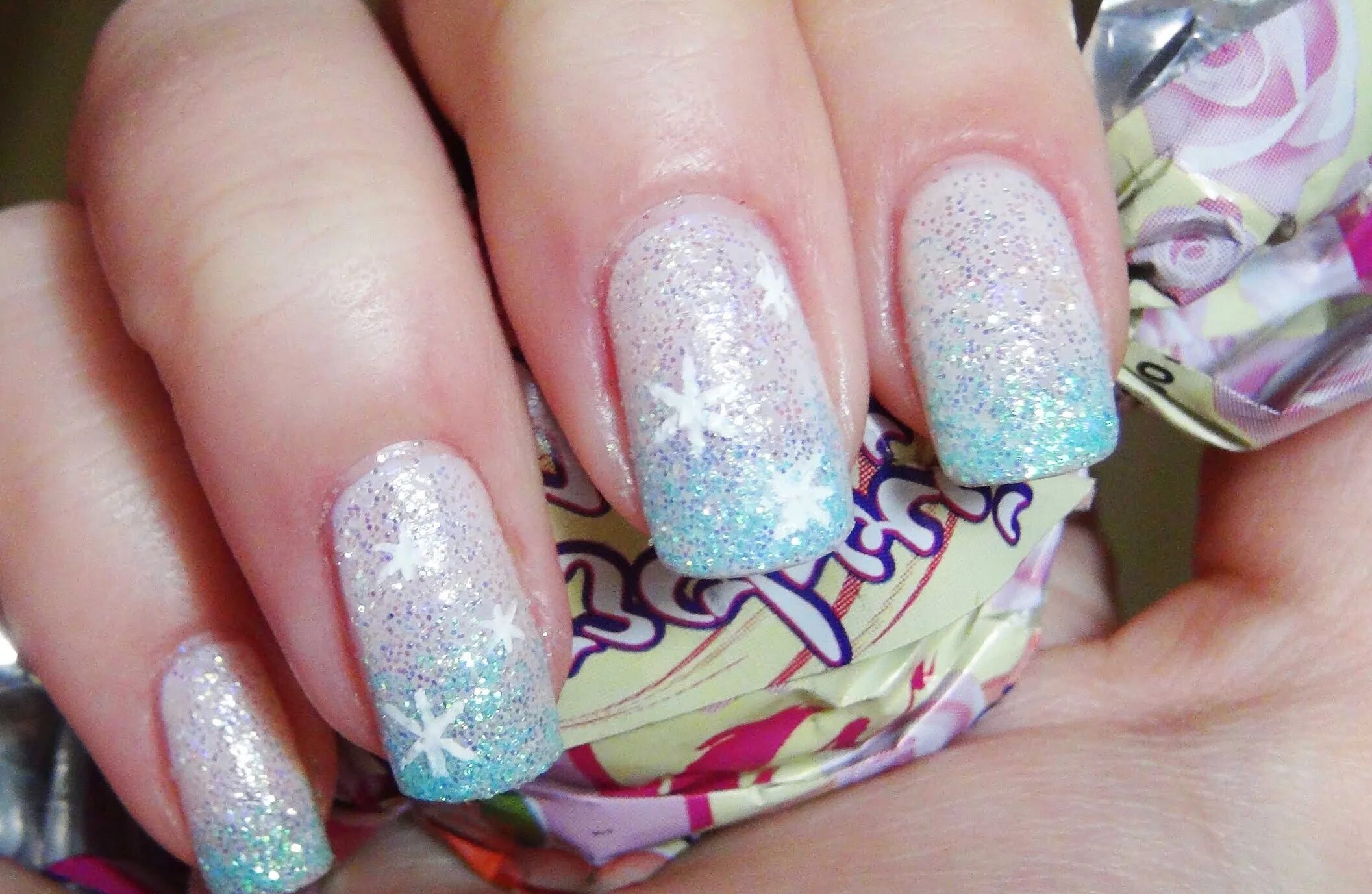 новогодние ногти с блестками. маникюр со снежинками. маникюр на новый год блестки и снежинки. ногти со снежинками и блестками. маникюр со снежинками.