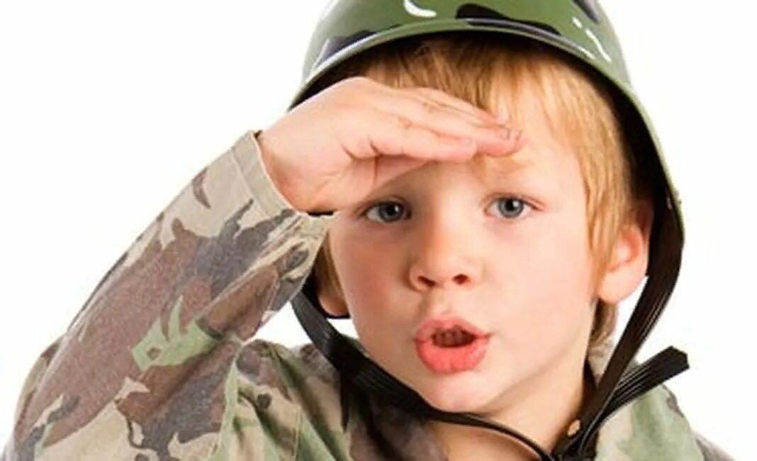 Маленькие дети в военной форме. Малыш в военной форме. Я тебя защитю. Десантник для дошкольников. День защитника отечества для детей.
