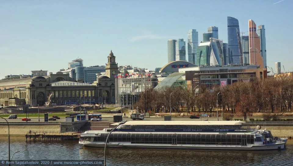 панорама городской инфраструктуры города. москва сити вокзал. вокзал рядом с москва сити. москва сити вокзал. метро деловой центр москва сити.