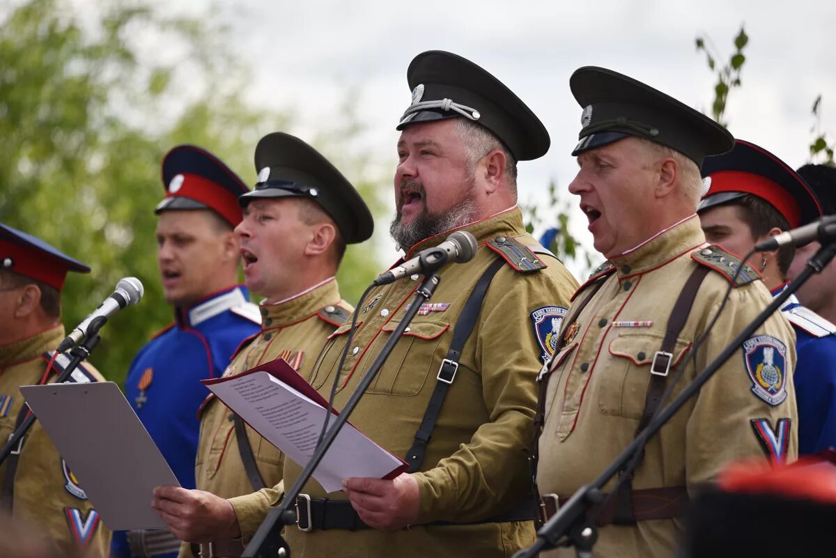 Донские казаки поет. Казачки поют. Донской казачий хор костюмы. Казачий ансамбль москва. Донские казаки поет.