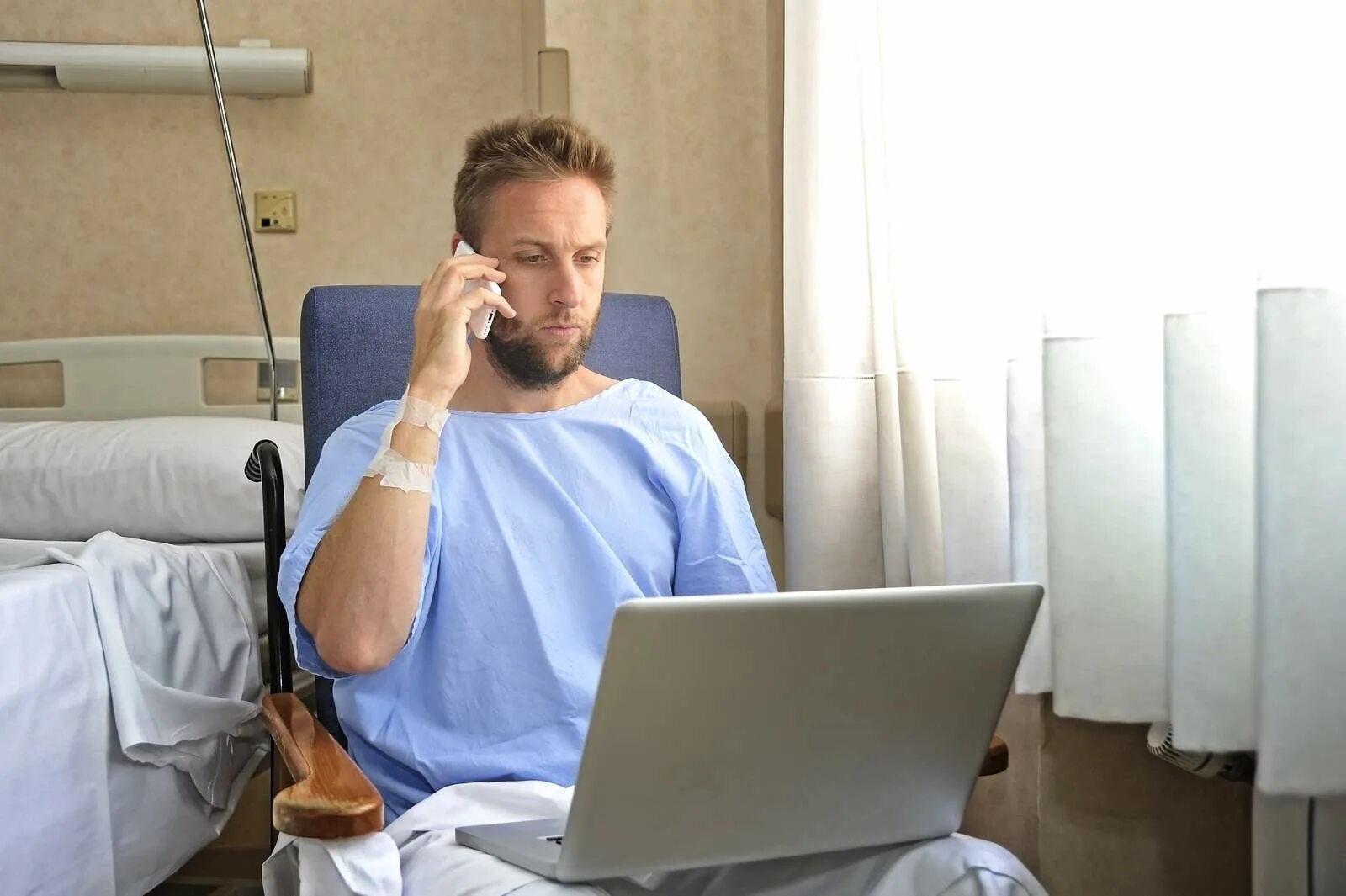 Человек больной работой. Ноутбук в больнице. Пациент с ноутбуком. Пациент за компьютером. В больнице с ноутом.