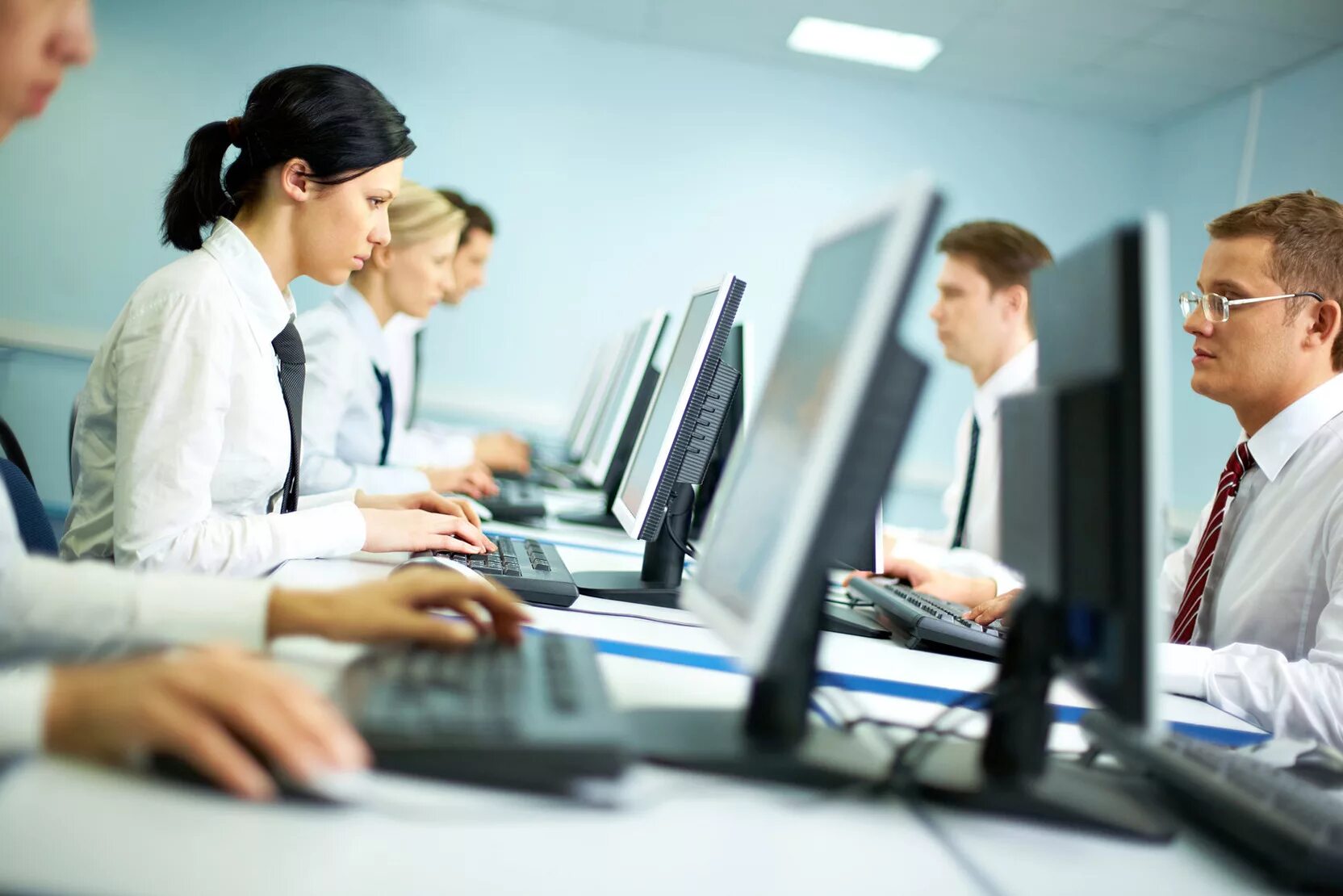 Человек работающий с информацией. Человек работающий с информацией