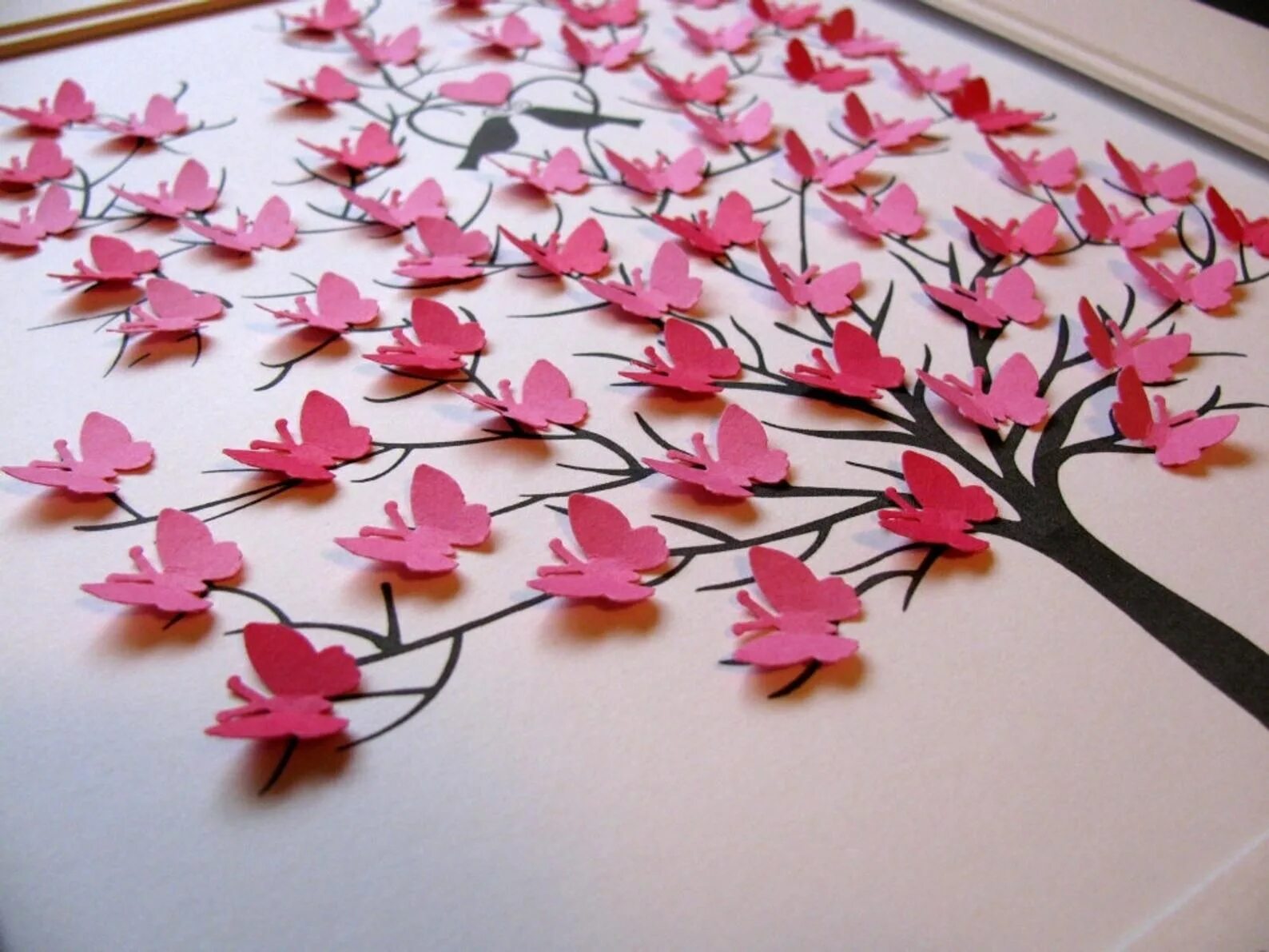 Что можно сделать из 10. Дерево с бумажными цветами. Поделки для украшения стены. Дерево из бумажных бабочек. Украшение бабочки из бумаги.