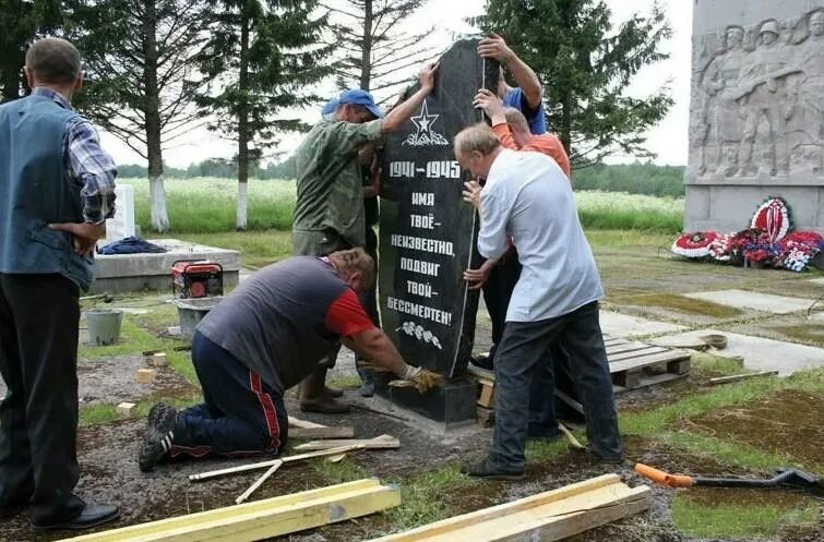 Работа установка памятников. Демонтаж надгробного памятника. Демонтаж памятника на кладбище. Монтаж и демонтаж памятников. Установщик памятников.