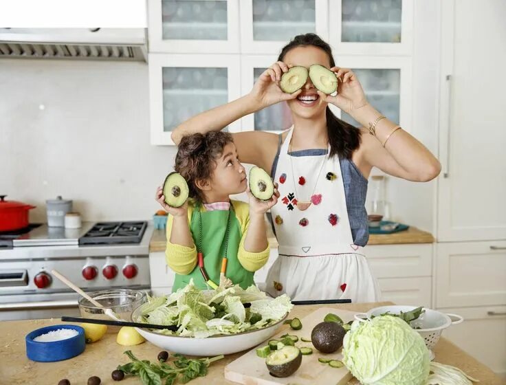 Cooking babies. Кухня для детей. Мама с ребенком на кухне. Готовка с детьми. Фотосессия на кухне.