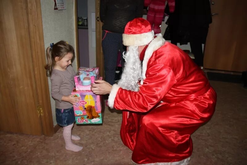 Где подарки дед мороз. Дед Мороз для детей. Дед Мороз дарит подарки детям. Дед Мороз приходит в дом.