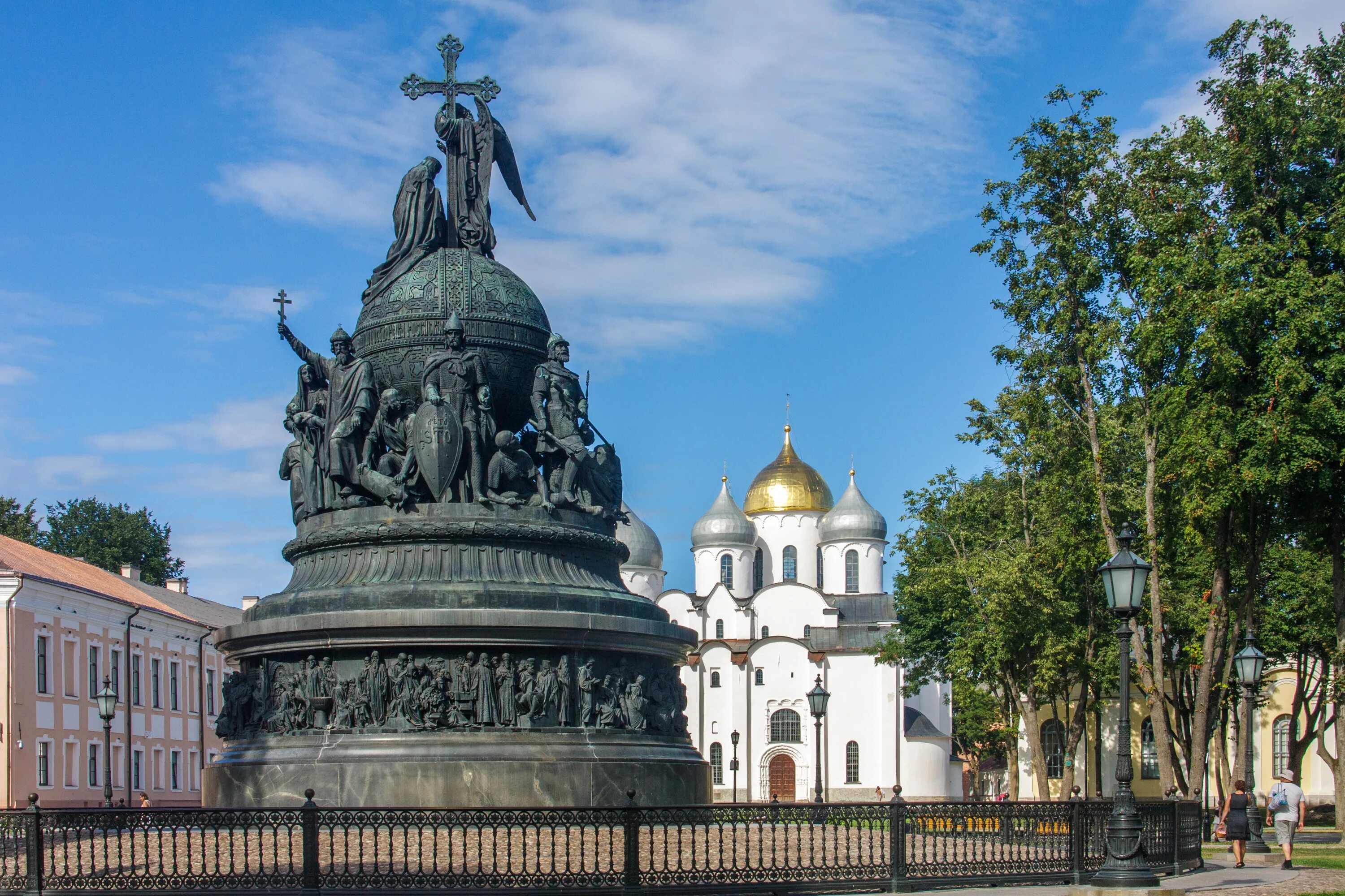 Какой памятник изображен. Михаил микешин памятник тысячелетие россии. памятник тысячелетие россии великий новгород. великий новгород кремль памятник тысячелетие россии. михаил микешин. тысячелетие россии. 1862 г. великий новгород..
