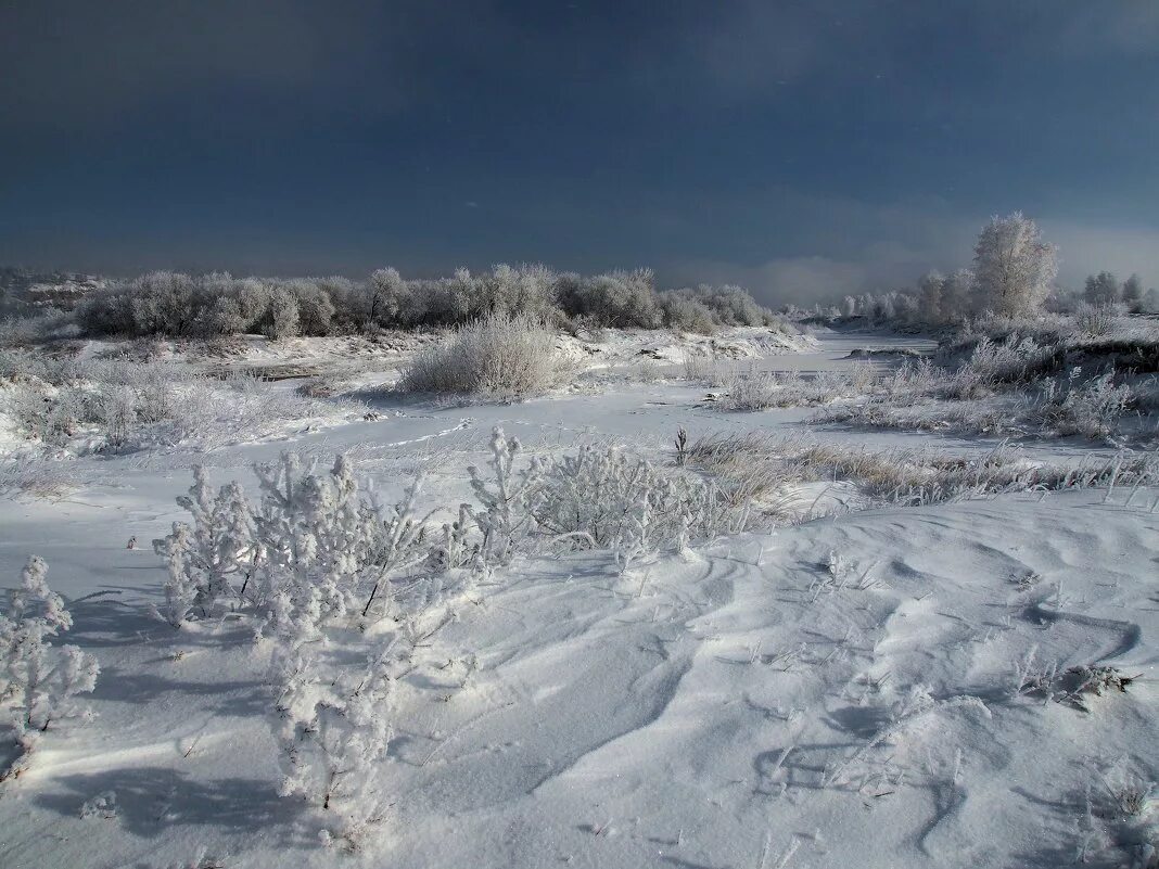 Зачем земле снег. Равнина зимой. Русские равнины зимой. Ледяной ковер. Река равнинная зимняя.