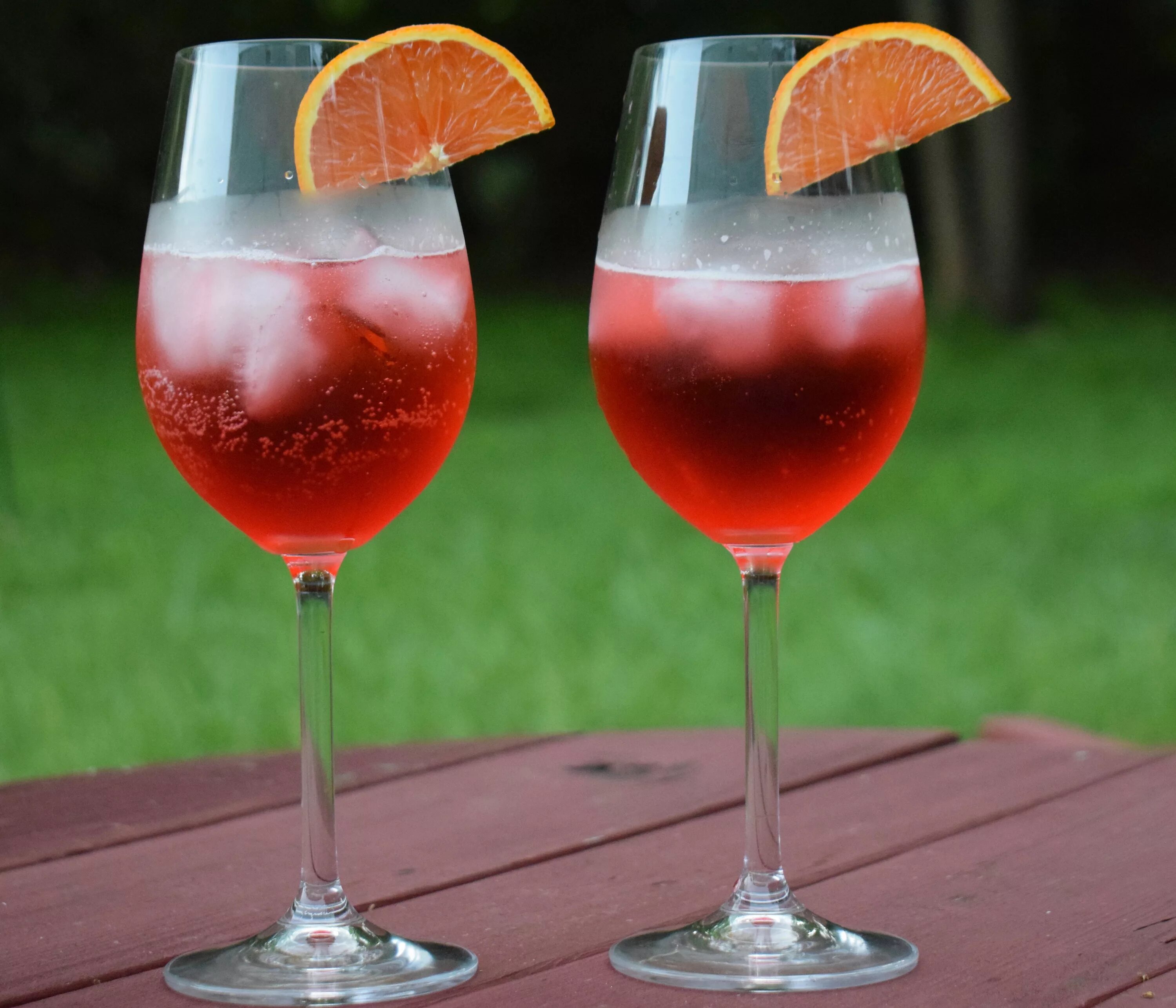 Вппероль шприц. Campari spritz коктейль. Aperol spritz бокал. Апероль спритц коктейль. Коктейль шприц апероль классический.