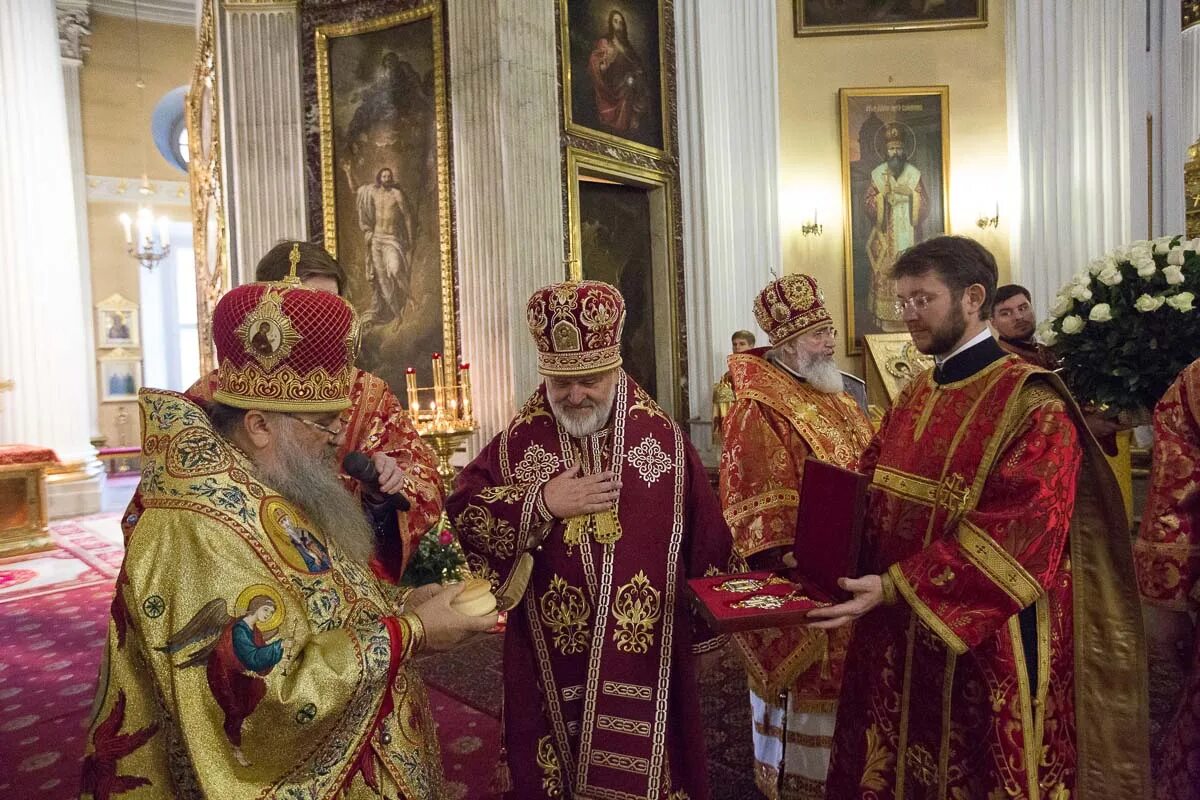 внутри александро невской лавры. троицкий храм александро-невской лавры служба на преображение. подземелья александро-невской лавры. александро невская лавра богослужения. литургия в александро-невской лавре.