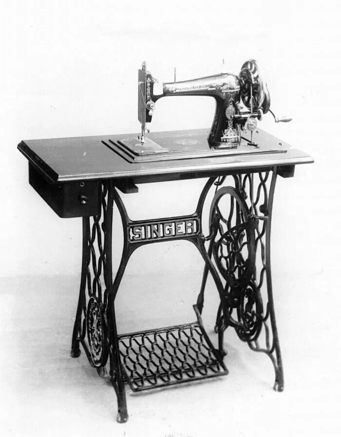 Швейная машинка Зингер ножная. Швейная машинка Зингера 1841. Швейная машинка Сингер и Зингер. Швейная машинка Зингер 1914 года.