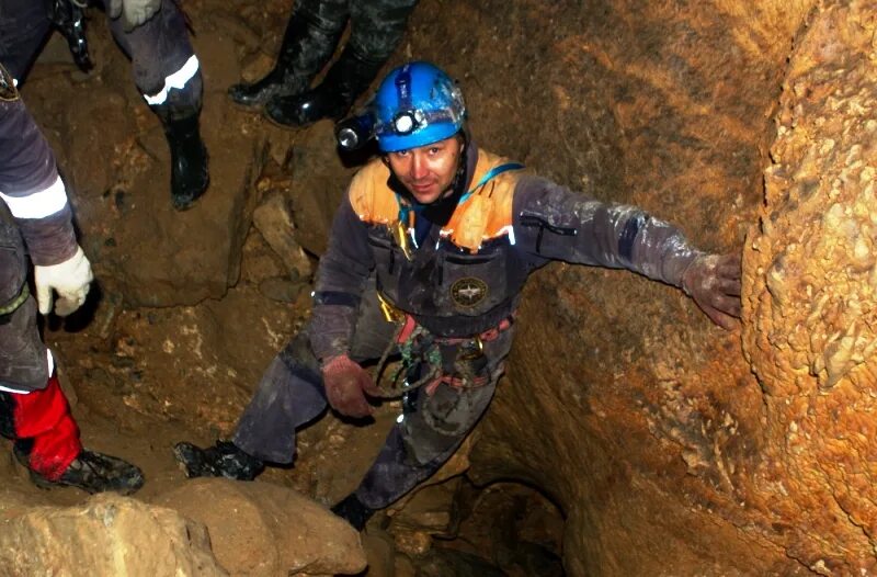 МЧС город находка. Спасатели в пещере. Передвижение спасателей в пещерах. Спасатели горные в пещерах.