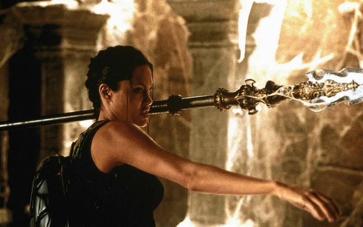 анджелина джоли лара крофт 2. анджелина джоли в фильме лара крофт. лара крофт анджелина джоли. дэниел крейг лара крофт расхитительница гробниц. джоли расхитительница гробниц.