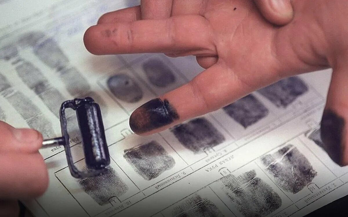 Дактилоскопическая экспертиза криминалистика. Отпечатки пальцев в криминалистике. Дактилоскопия. Дактилоскопия криминалистика. Как берут отпечатки пальцев.