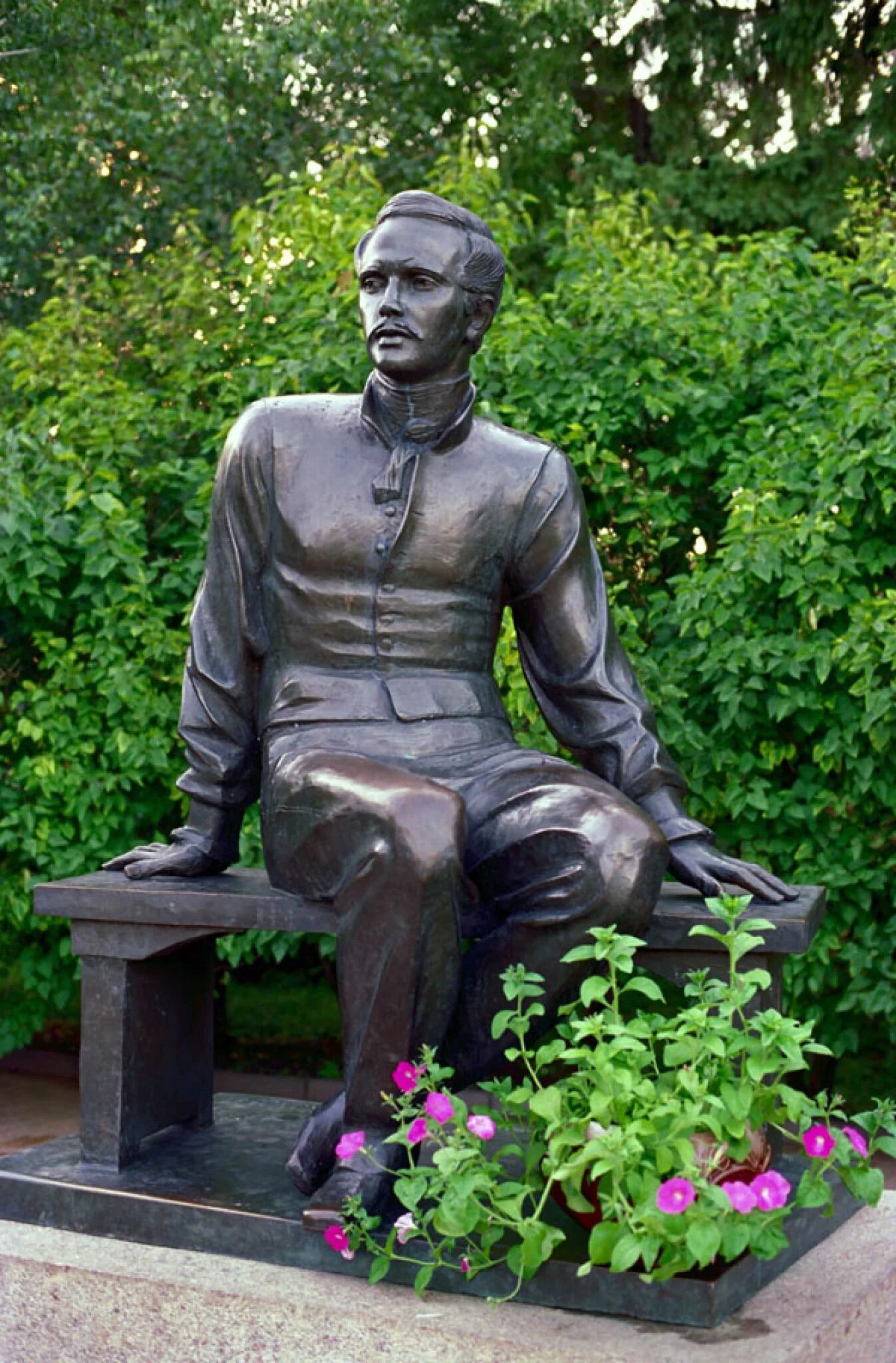 Памятник лермонтова в тарханах. Памятник лермонтова в тарханах. Памятник лермонтову в лермонтово. Ю. Памятник лермонтову в тарханах.