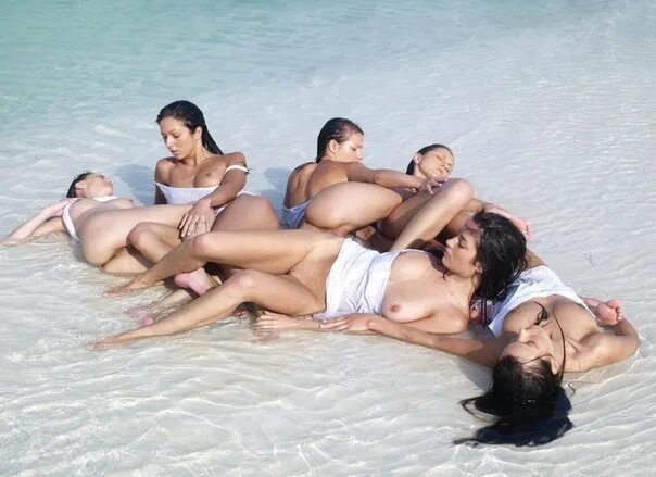 Бесстыжие девушки на пляже - секс фото