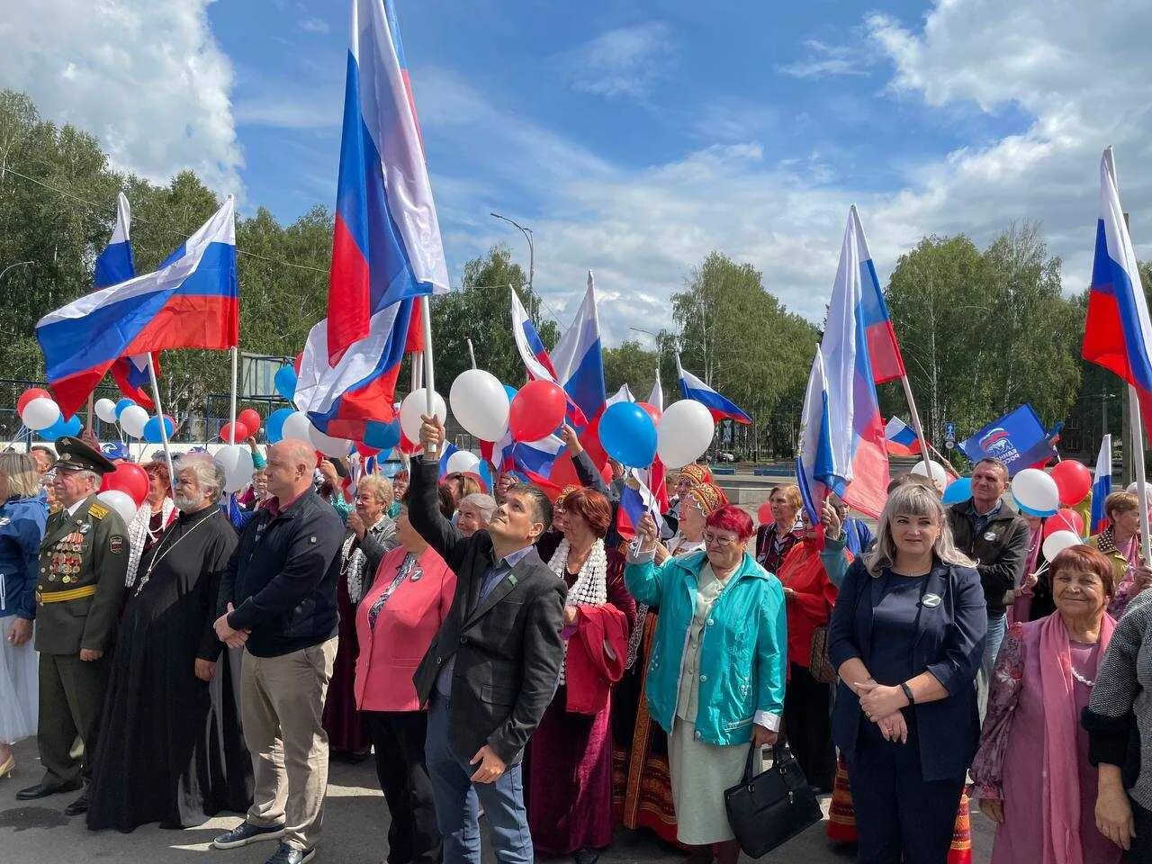 Новости день кемерово. Фото в поддержку России. Фото в поддержку российских военных. Кемерово Кузбасс. Митинг Кузбасс Донбасс.