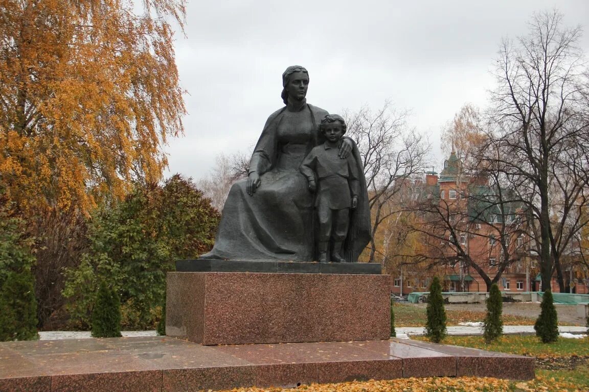 Россия город ульяновск памятники. Памятник м.а. Ульяновой и в.Ульянову в Ульяновске. Памятник Ульянова Ленина Ульяновск. Памятник м а Ульяновой Ульяновск. Памятник Ильи Николаевича Ульянова.