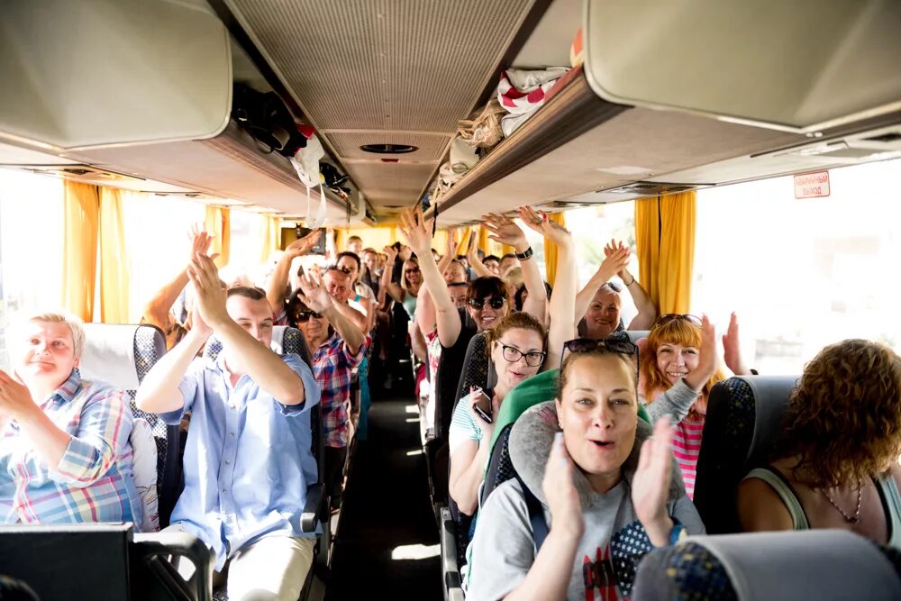Автобусный тур с питанием. Экскурсия на автобусе. Автобусный тур. Тур автобус. Автобусный туризм в Европе.