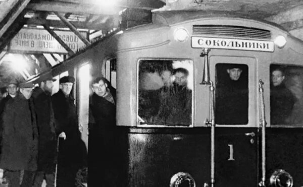 Вагоны московского метро 1935 года. Метро партизанская 1944. Метро сокольники 1935. Вагоны московского метрополитена 1935. Первый поезд московского метро 1935.