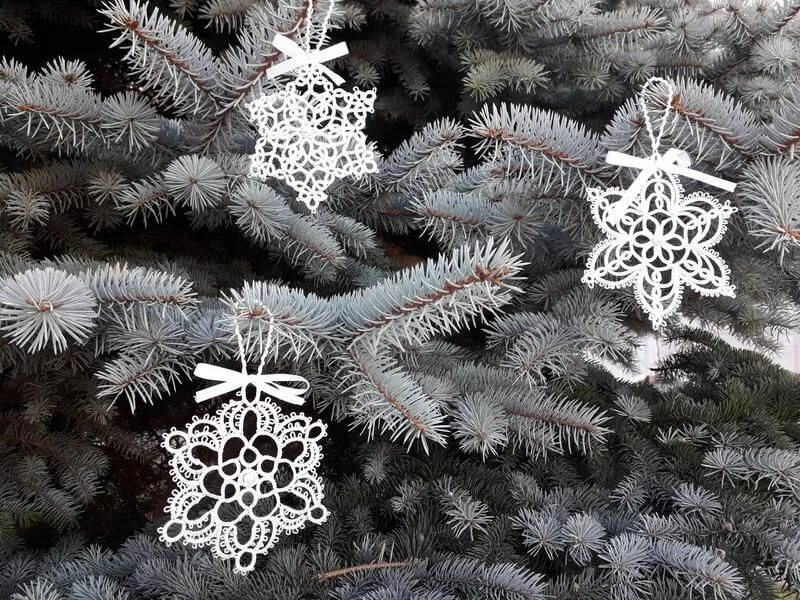 Игрушки новогодние кружева вологодские. Вологодская кружевная фирма «снежинка». Сувениры из кружева. Новогоднее кружево. Узоры для снежинок.