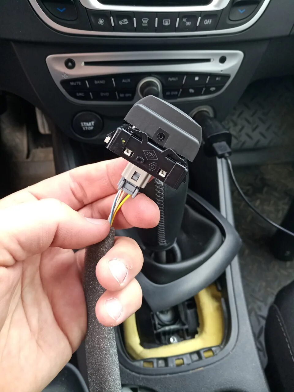 Кнопка круиз контроля рено кангу 2. Рено круиз. Руль меган 3 круиз контроль. Рено круиз. Кнопка круиз контроля логан 2.