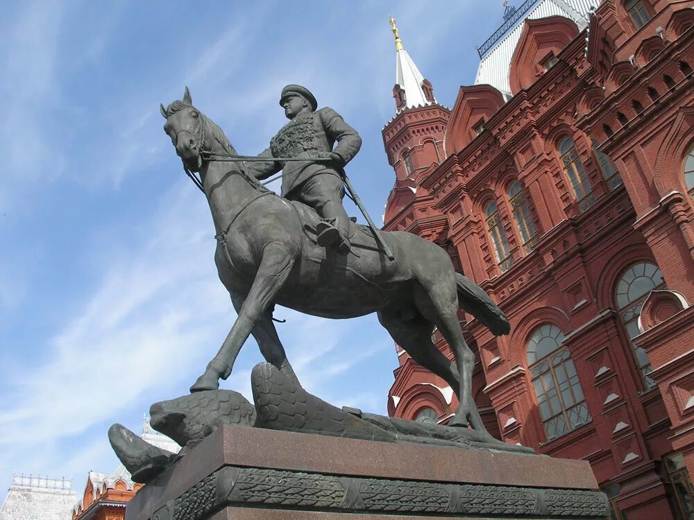 Памятник г. Статуя на красной площади. Памятник минину и пожарскому на красной площади. Памятник маршалу жукову на манежной площади. Памятник маршалу жукову.