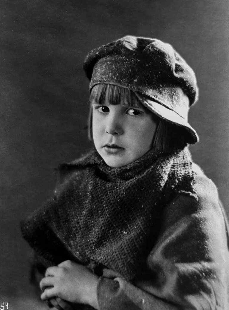 Джеки куган дядя фестер. Jackie coogan. Джеки куган. Jackie coogan. Джеки куган малыш.