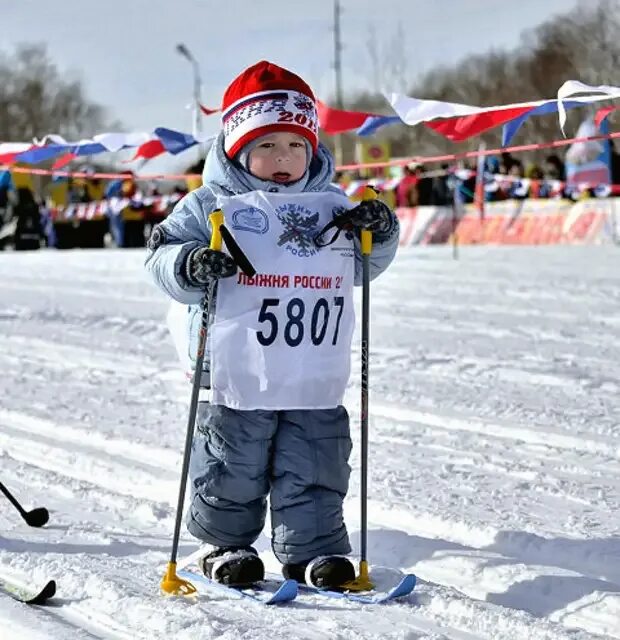 Маленький лыжник. Самый низкий лыжник. Самый маленький лыжник. Лыжня России Тверь.