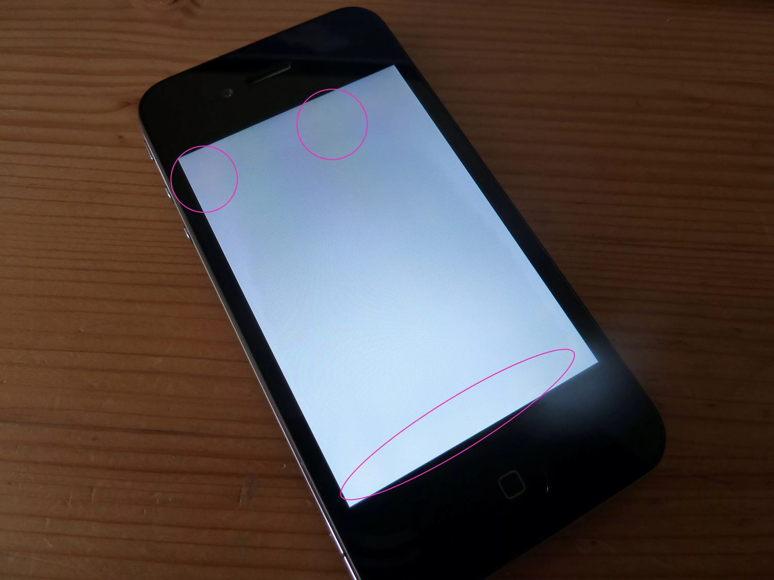 Появились точки на экране телефона. Пятно на экране айфона. На экране айфона появились пятна. Темная полоса на экране айфона. Пятна на экране айфон 7.